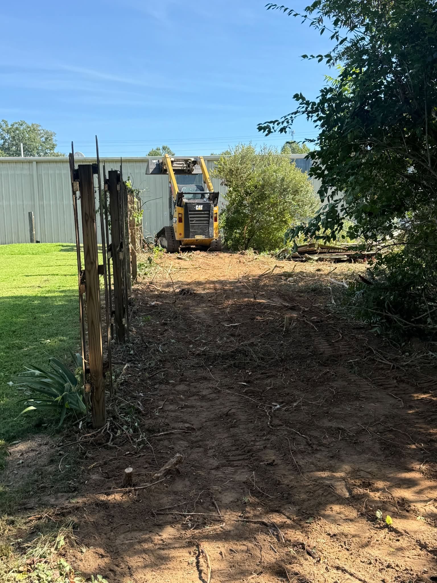 Tennessee Fence Systems crew at work on a fence job